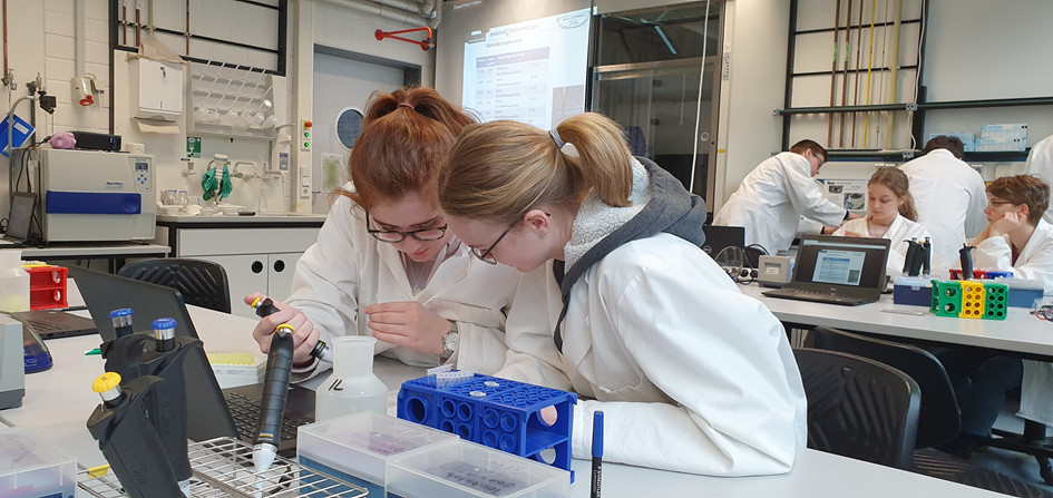 Biologie Leistungskurs zu Besuch im Teutolab der Uni Bielefeld