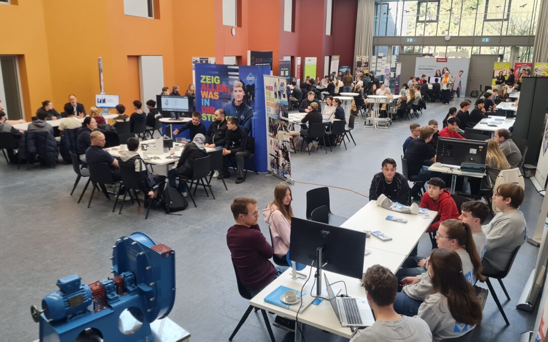 Ennigerloher Schüler kommen mit 18 Unternehmen bei KarriereChat ins Gespräch